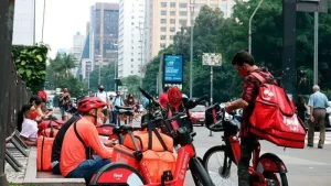 Entidades pressionam Hugo Motta pela regulamentação dos entregadores