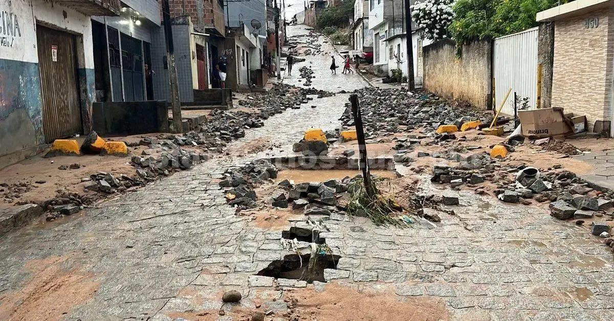 Transtornos em Garanhuns: fortes chuvas causam danos e alagamentos