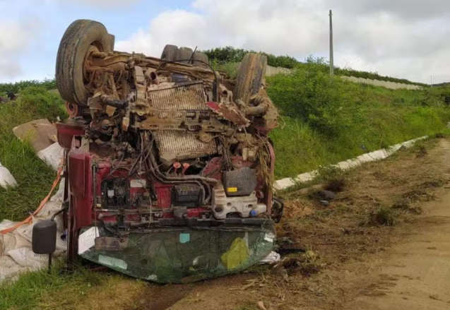 Motorista morre após caminhão capotar na BR-424, em Garanhuns