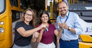 Lajedo recebe dois novos ônibus escolares pela vice-prefeita Socorro Duarte
