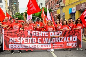 Professores da rede estadual de Pernambuco fazem paralisação e protesto na Alepe