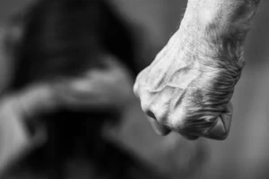 Mulher é queimada dentro de casa em Jataúba; suspeito é adolescente companheiro da vítima