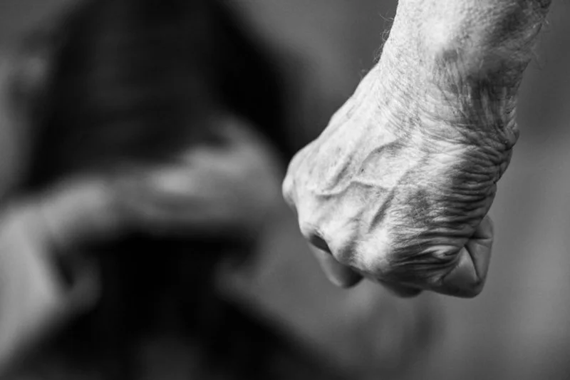 Mulher é queimada dentro de casa em Jataúba; suspeito é adolescente companheiro da vítima