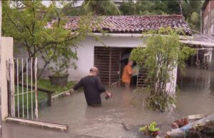 Chuva forte no Grande Recife deixa dois mortos, ruas alagadas e escolas e universidades sem aulas