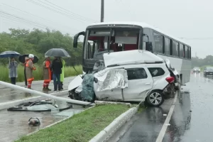 Colisão entre ônibus e carro mata duas pessoas na PE-09, no acesso a Porto de Galinhas, em Ipojuca