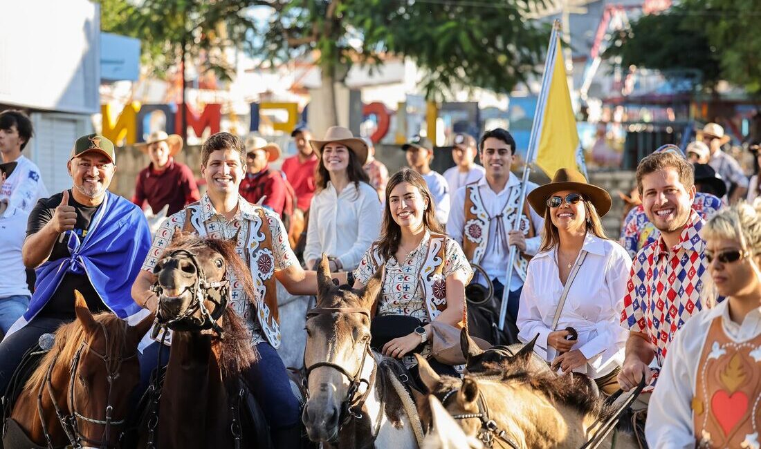 João Campos participa da Cavalgada à Pedra do Reino em São José do Belmonte