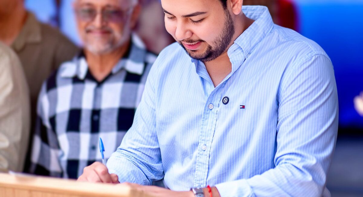 Em seu aniversário, prefeito Zé Elias assina ordem de serviço para pavimentação de duas ruas